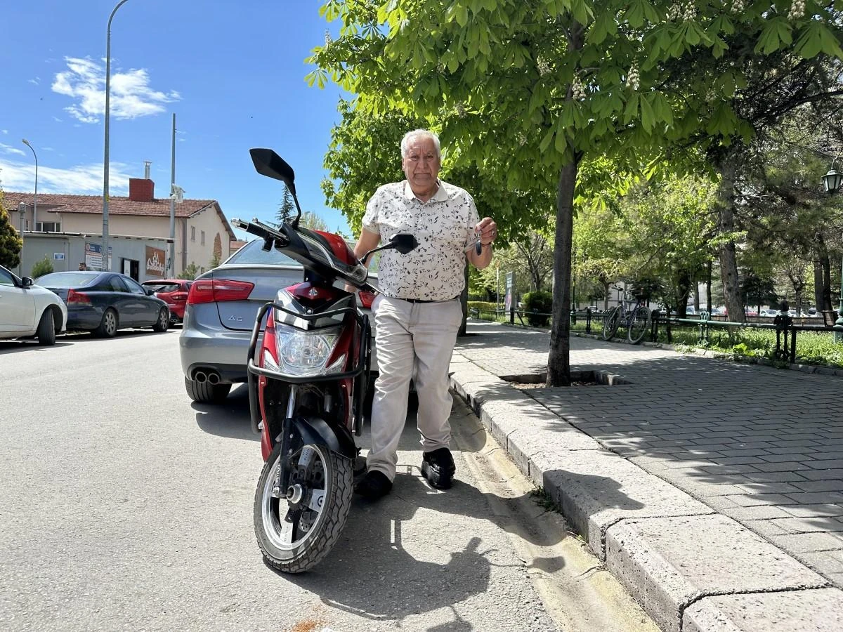 Çalınan motosikletinin ardından gözyaşı döken engelli simitçiye Vali Erol Ayyıldız’dan yardım geldi