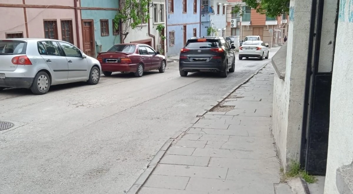 Yokuş aşağı inen sokakta sürati ve kazayı önlemek için kasis isteniyor 
