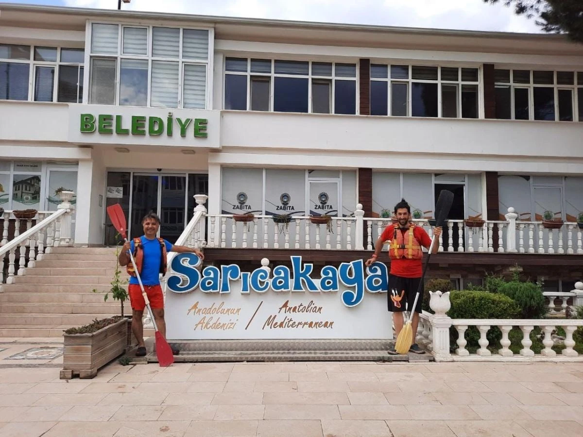 ESDAG üyeleri debisi yükselen Sakarya Nehri’nde kano yaptı