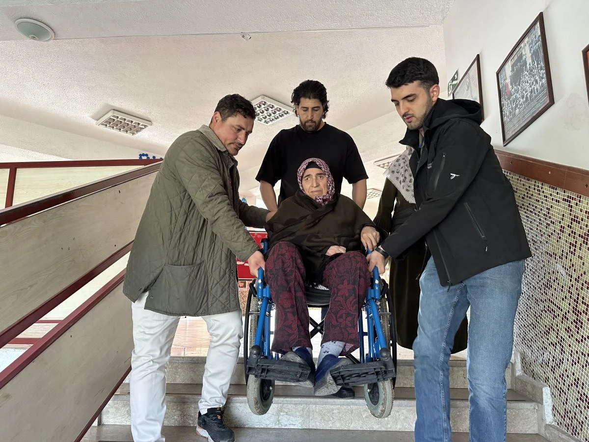 Şehit eşi tekerlekli sandalye ile sandık başına taşındı