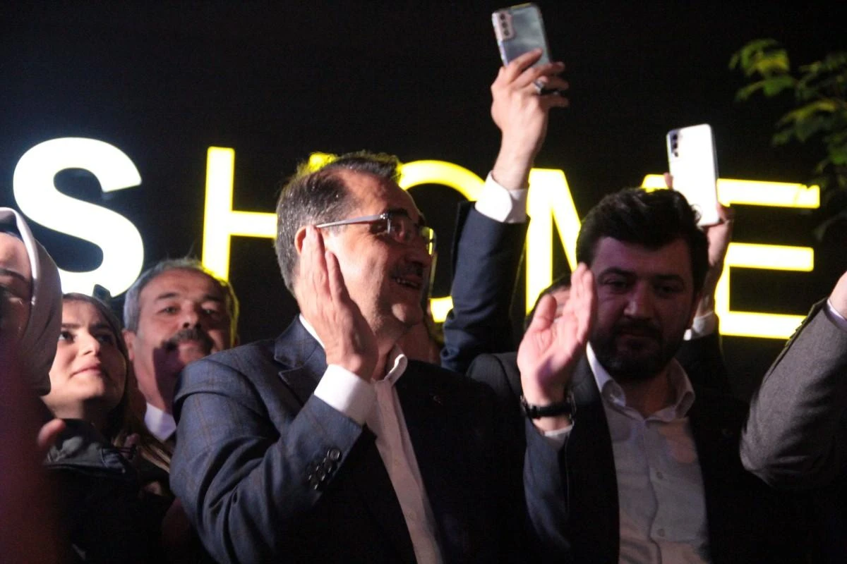 Binlerce kişi AK Parti Eskişehir İl Başkanlığı önünde zafer kutlaması yaptı