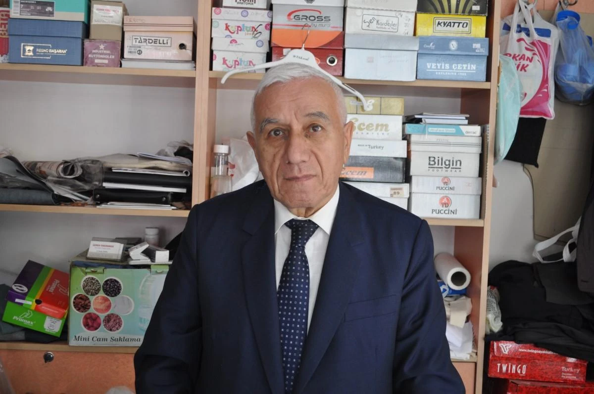 50 senedir takım elbiseyle dükkânına gidiyor