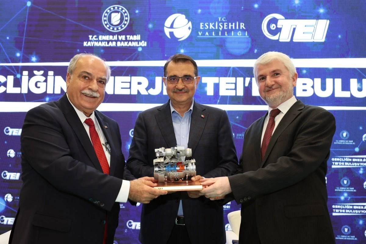 Bakan Dönmez TEI’de üniversitelilerle bir araya geldi