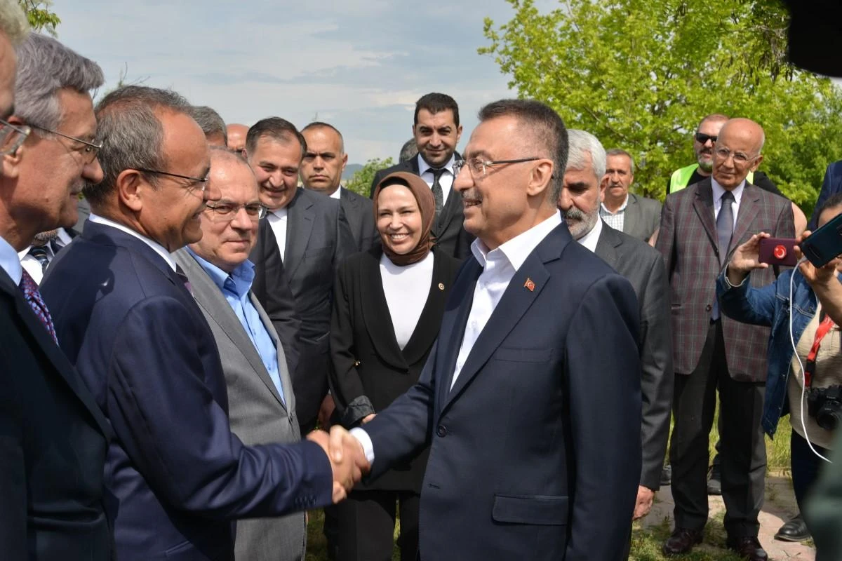 Cumhurbaşkanı Yardımcısı Oktay “Cumhurbaşkanı yardımcılığı sevdasına düştükleri için kendi vatandaşlarının sorunlarını göremiyorlar” 