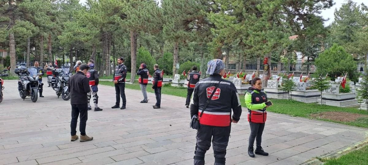 Motosikletli grup 19 Mayıs’ta şehitlikte dua etti