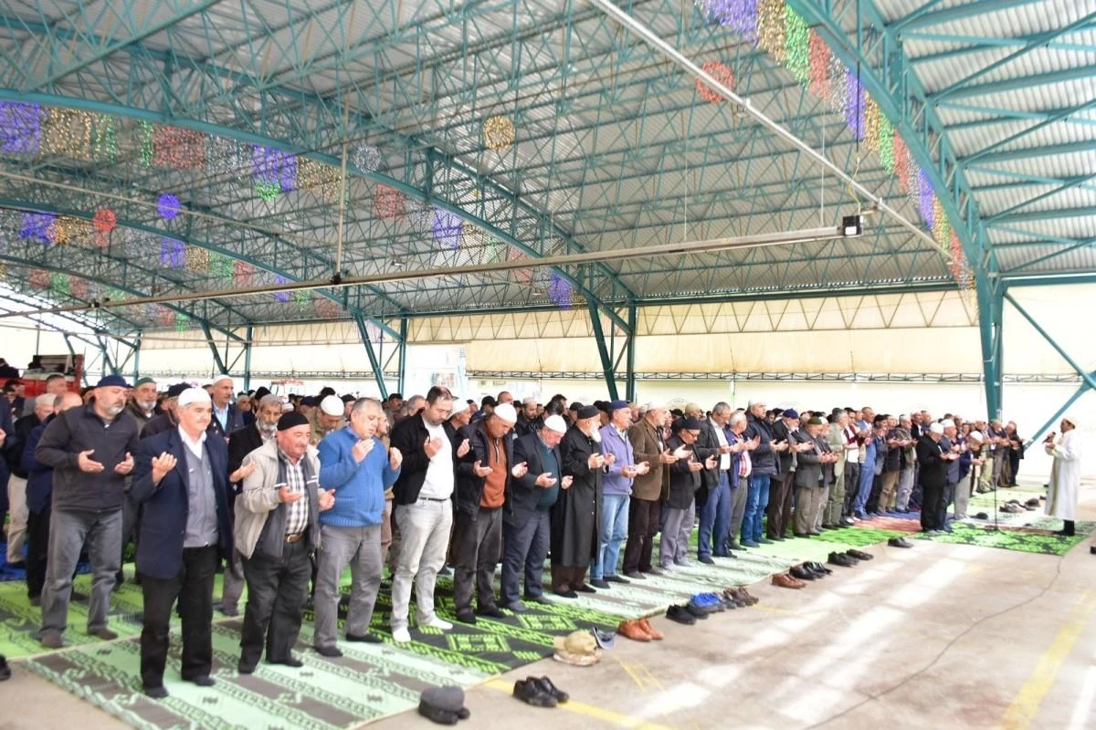 İnönü'de binlerce kişi yağmur duası için toplandı