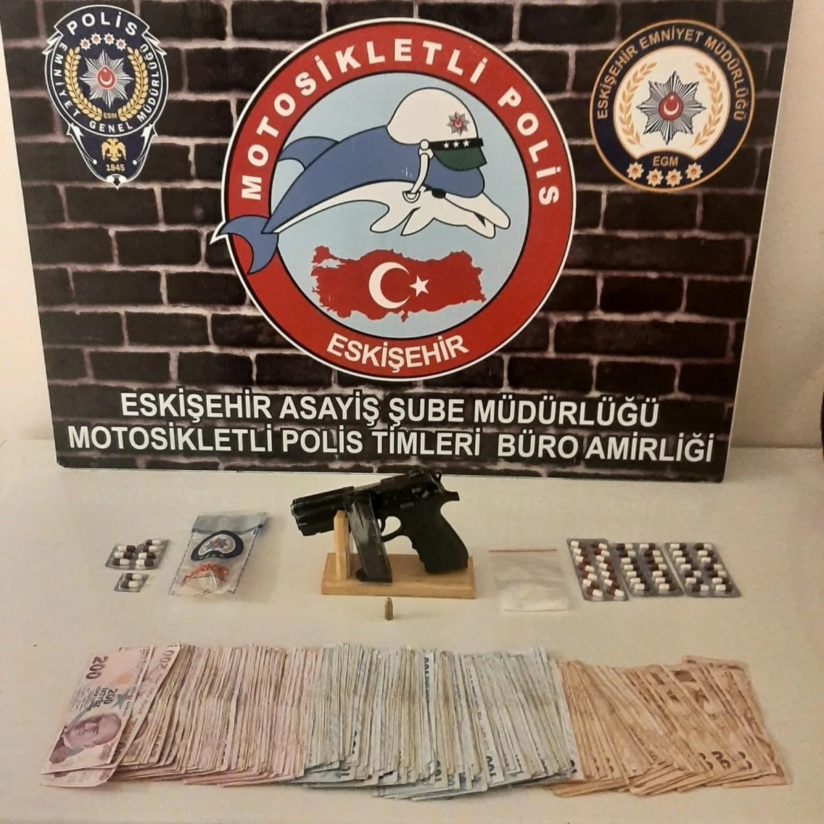 Şüpheli şahısların aracında uyuşturucu madde ve ruhsatsız silah ele geçirildi
