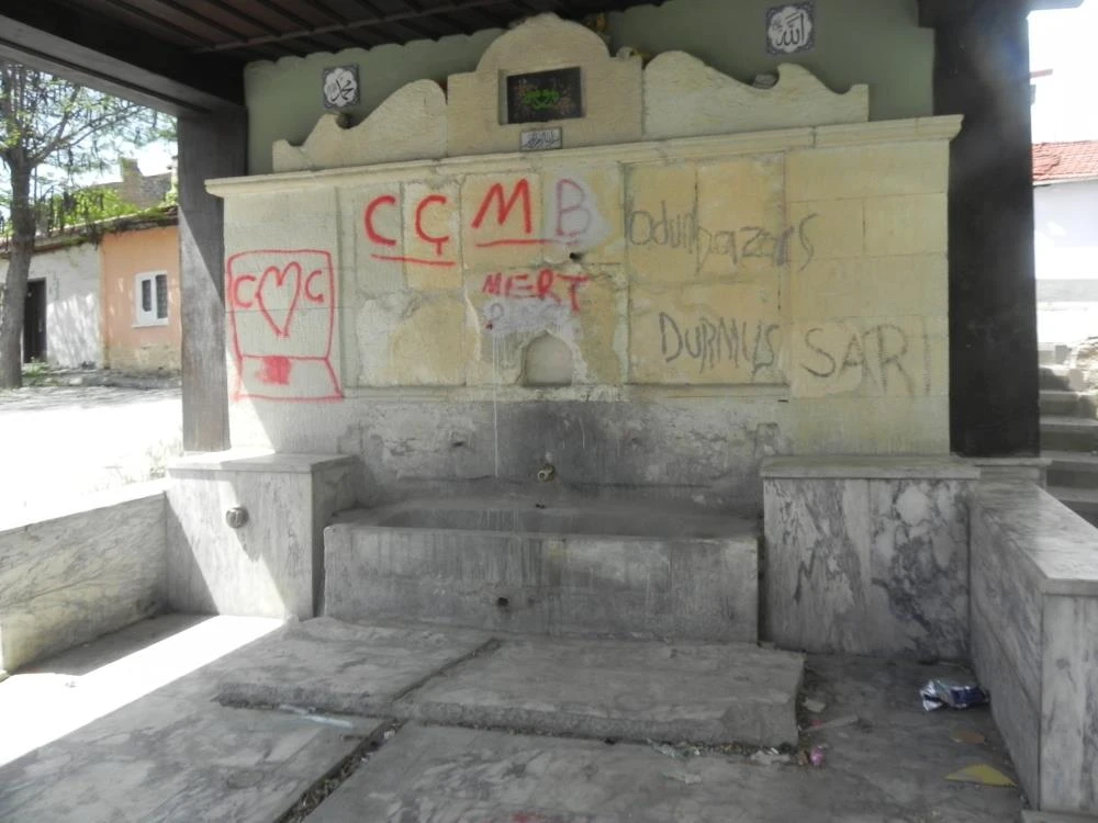 Eskişehir’deki tarihi çeşmenin bakımsız hali dikkat çekerken, vatandaşlar yetkililerden onarmasını bekliyor.