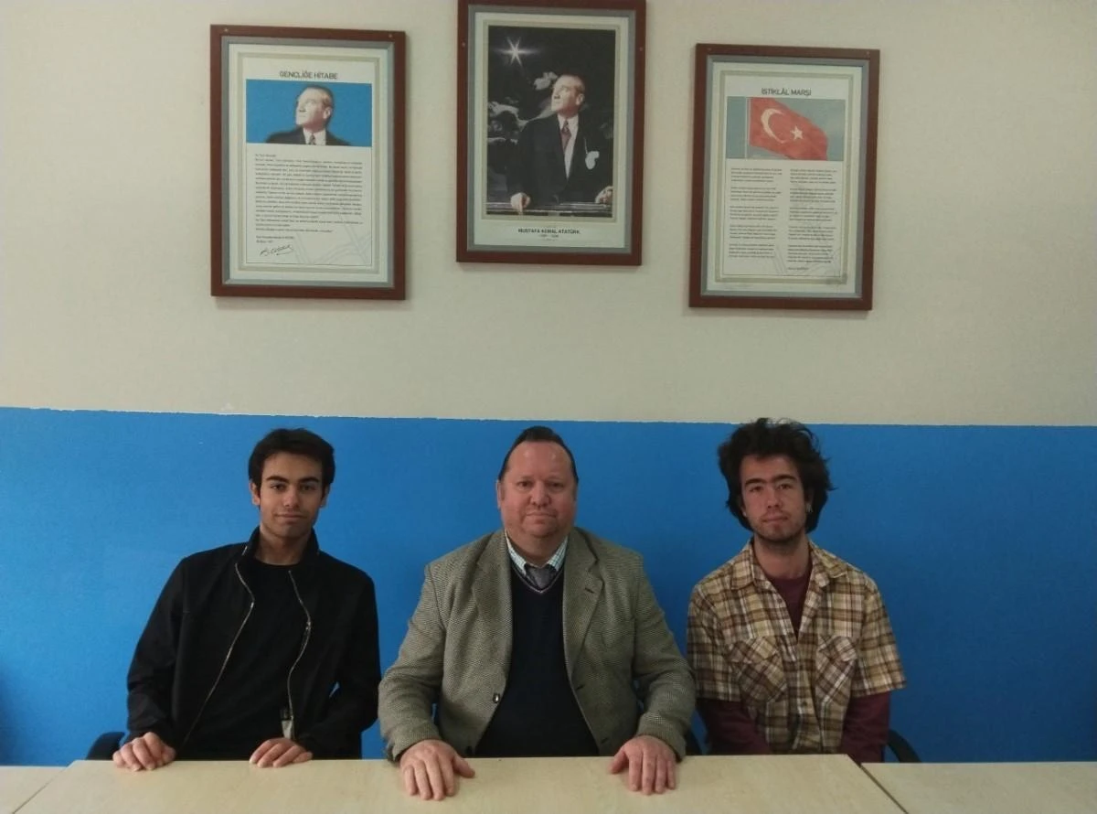 Eskişehir Fatih Fen Lisesi ekibi ‘Münazara Turnuvası’nda birinci oldu
