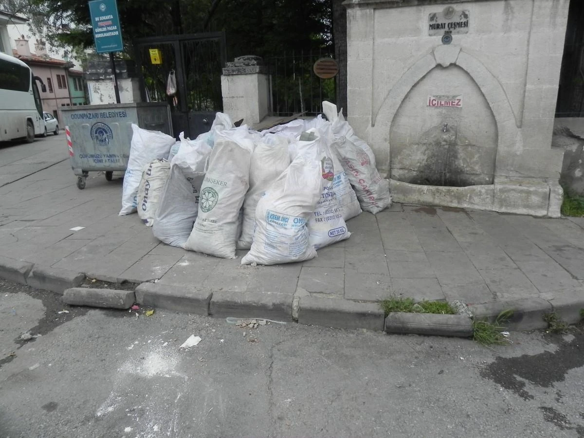 Tarihi bölgenin kaldırımında günlerce bekleyen moloz yığınları