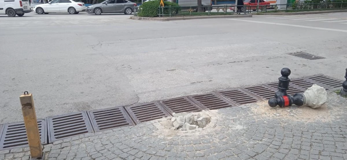 Trafiğe kapalı sokak girişindeki bu lobotu kim ne için söktü
