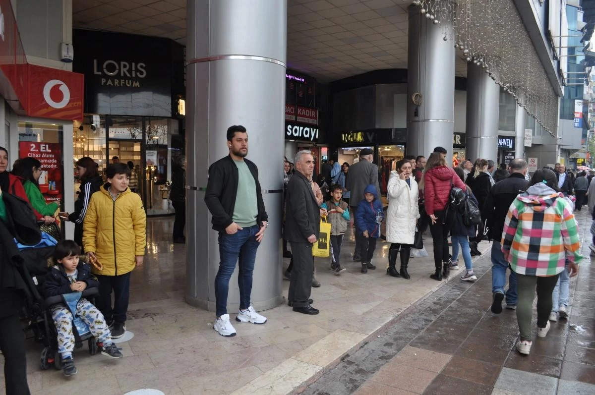 Eskişehir’de aniden etkili olan gök gürültülü sağanak yağışa karşı bazı vatandaşlar hazırlıksız yakalandı. Eskişehir hafta sonuna güneşli başlarken, gün ortasında beklenmedik bir şekilde kısa süreli gök gürültülü sağanak yağmur etkili oldu. Güneşli havaya aldanarak ince giyinen ve bisikletiyle dışarıya çıkan vatandaşlar, yağış sebebiyle zor anlar yaşadı. Bazı vatandaşlar şemsiyelerini yanlarından ayırmayarak tedbiri elden bırakmazken, bazı vatandaşların ise yağmura hazırlıksız yakalandığı ve ıslanmamak için hızlıca yürüyerek bina girişlerine sığındığı görüldü.
