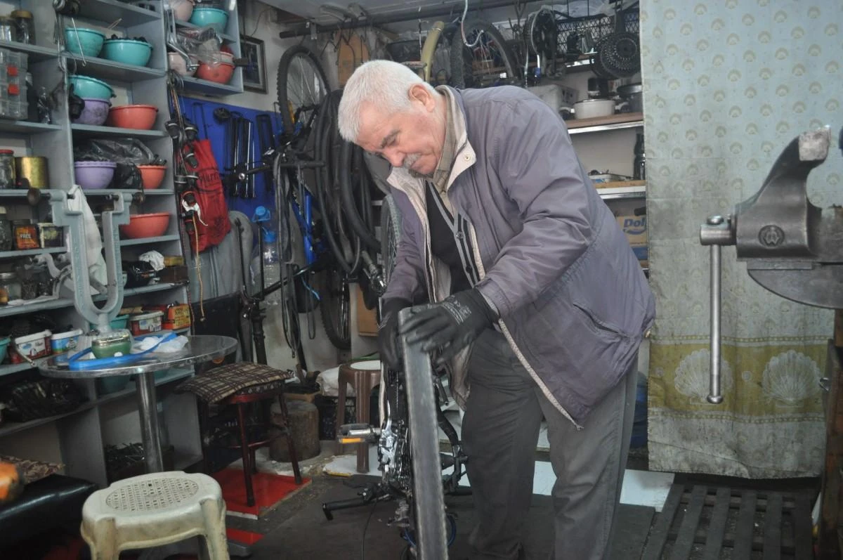 Yaz kış demeden 60 yıldır bisikletle geziyor