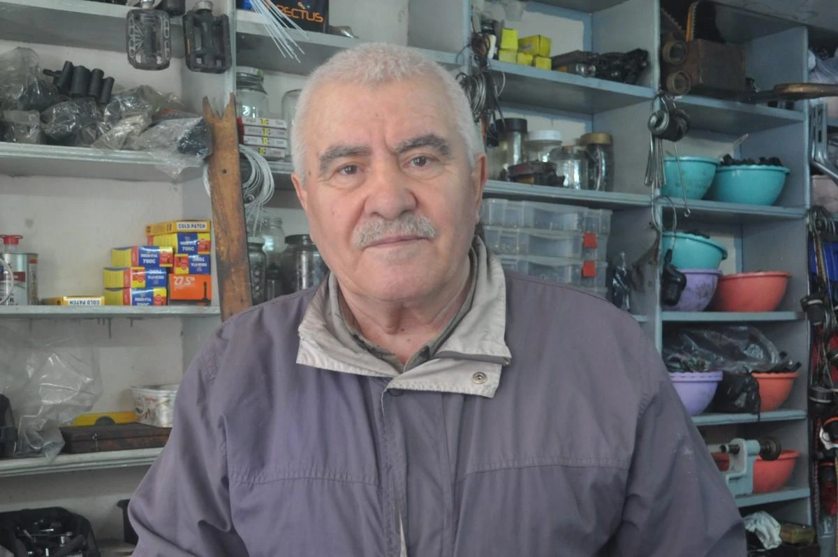Yaz kış demeden 60 yıldır bisikletle geziyor
