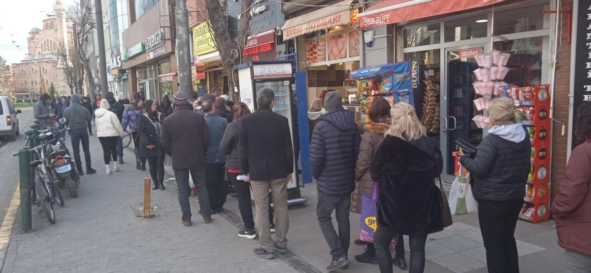 İftar saatinde meşhur tatlı kuyruğu 