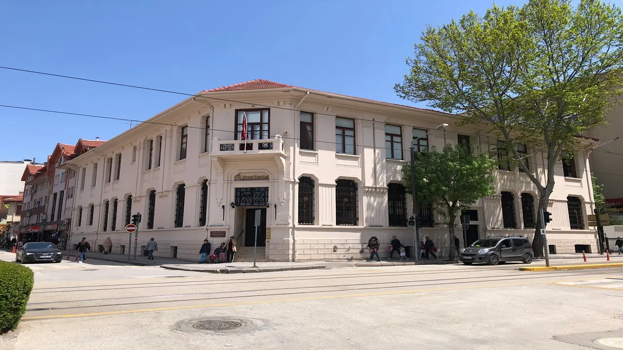 1 - Ziraat Bankası Binası: 1930'dan Beri Aynı Köşede
