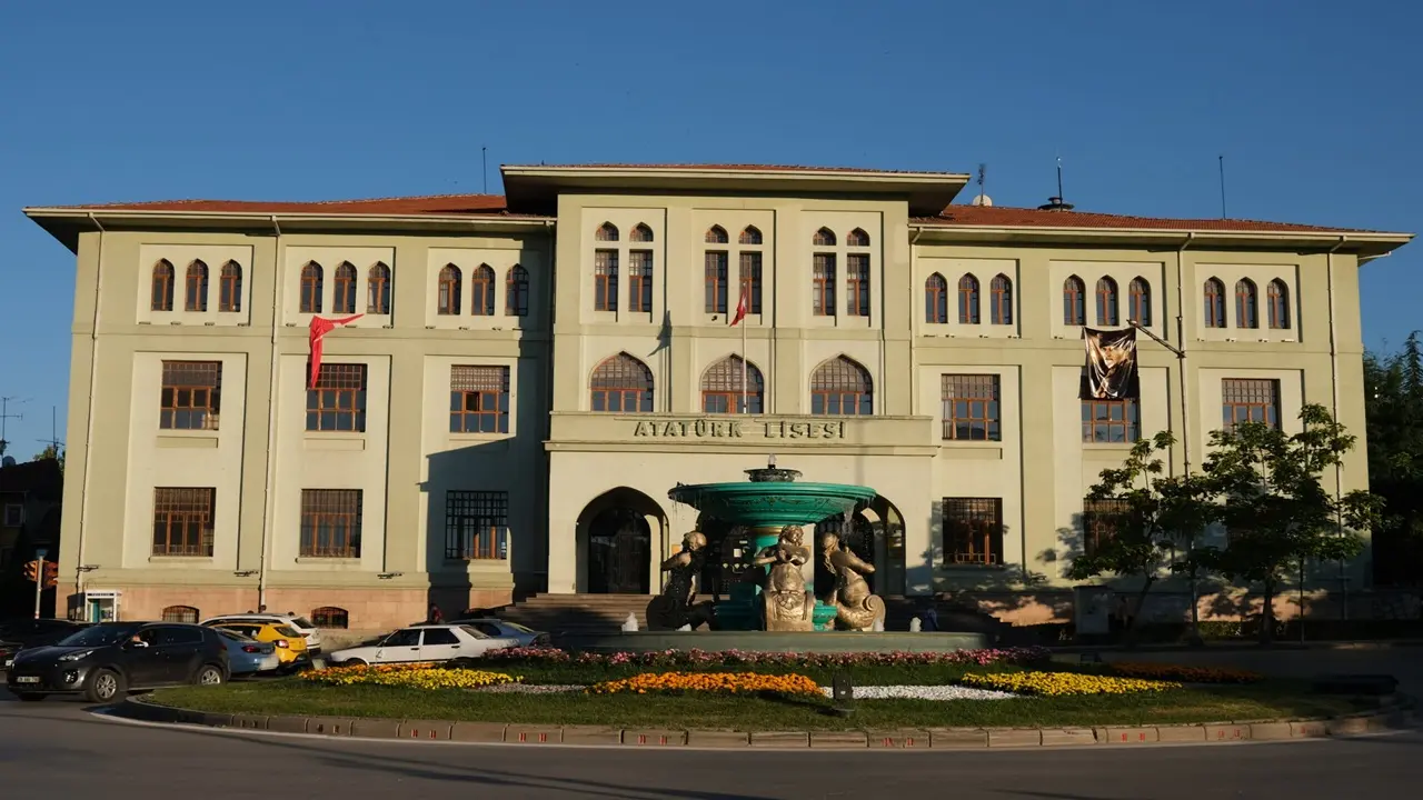 3 - Atatürk Lisesi: Başlangıçta Lise Olarak Yapılmamıştı