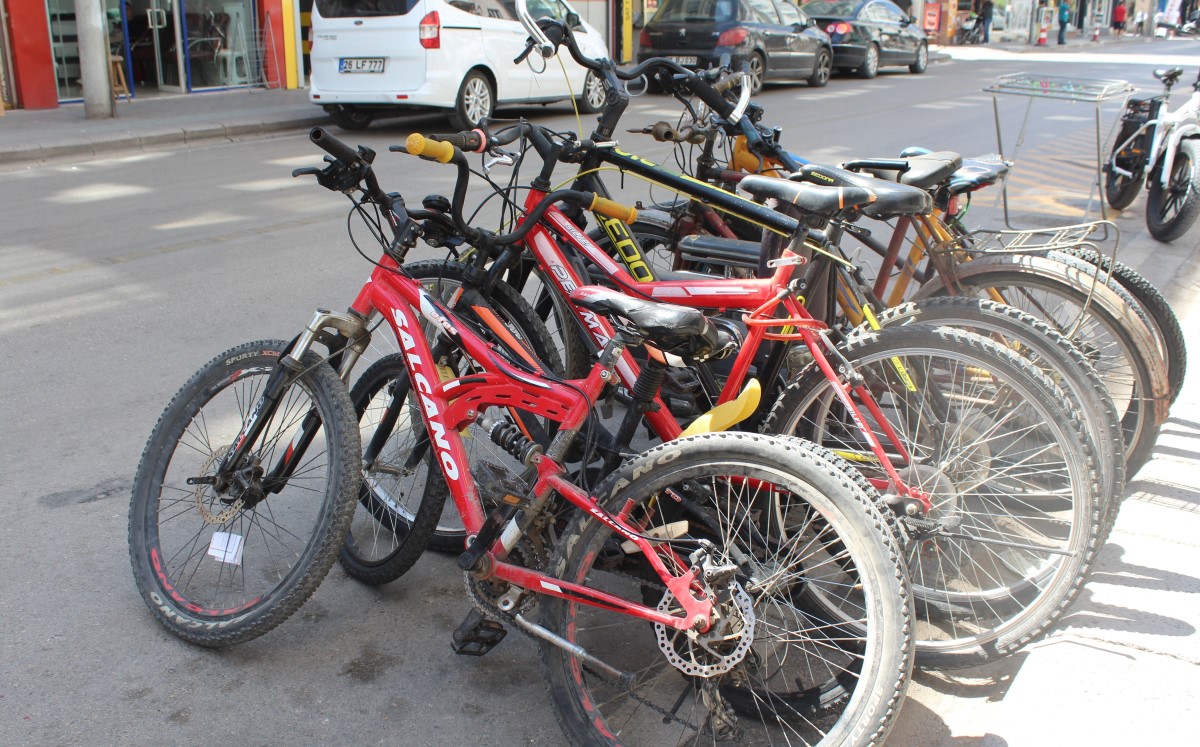 Bisiklet tamircilerinde işler yoğun, ancak yardımcı eleman sıkıntısı var
